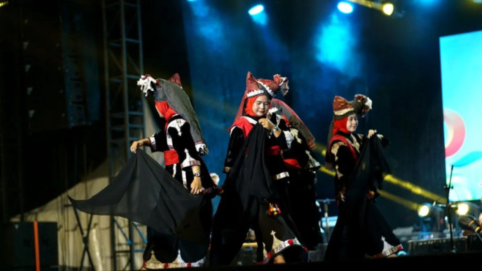 Tari mulo pado dari Tanah Datar
Penari memampilkan Tari Mulo Pado pada Pekan Kebudayaan Daerah (PKD) Saraso Fest 2026 di Taman Budaya Sumatera Barat di Padang, Selasa (29/9/2026) malam.  FOTO ANTARA