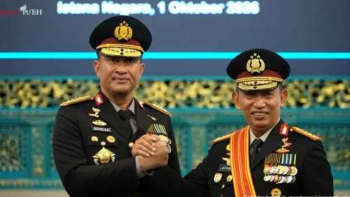 Momen Jenderal Pol (kiri) Suyudi Ario Seto Kapolri baru saat bersalaman dengan Jenderal Pol Listyo Sigit Prabowo (kanan) yang kini menjabat KSP, Kamis (1/10/2026). (Foto: Tangkapan Layar Youtube Setpres).
