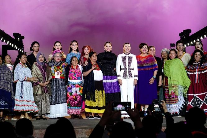 Studio Wastra Pinankabu foto bersama para Maestra dengan Menteri Kebudayaan Mexico dan Gubernur Baja California. foto dok
