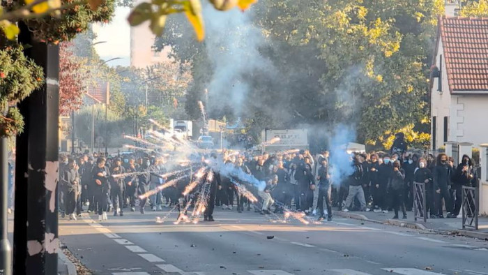 Seorang demonstran meluncurkan kembang api saat bentrokan dengan polisi di jalan-jalan dekat Paris, di tengah protes atas sekolah dan ruang kelas yang bobrok. ( Reuters: Luc Auffret )