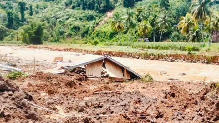 Hujan deras yang mengguyur Kabupaten Pesisir Selatan sejak Jumat (9/10/2026) hingga Sabtu (10/10/2026) memicu bencana banjir, tanah longsor, dan pohon tumbang di sejumlah kecamatan. Foto Kompas.com

