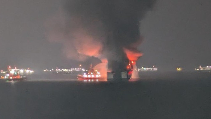 KMP Batu Mandi terbakar saat hendak sandar di Pelabuhan Merak, Banten, Selasa (20/10/2026). Seluruh penumpang dan awak kapal dievakuasi. foto detik