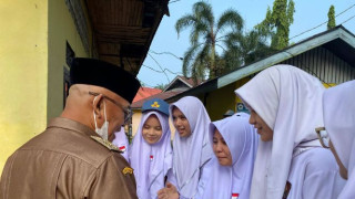 Bupati Yulianto Bagikan Ribuan Masker untuk Pelajar dan Pengguna Jalan

