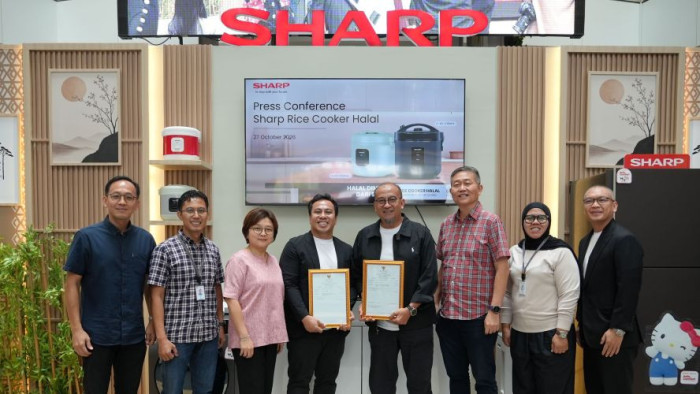  Perwakilan Sharp bersama perwakilan informa elektronik menunjukan sertifikat halal di produk rice cooker terbaru Sharp